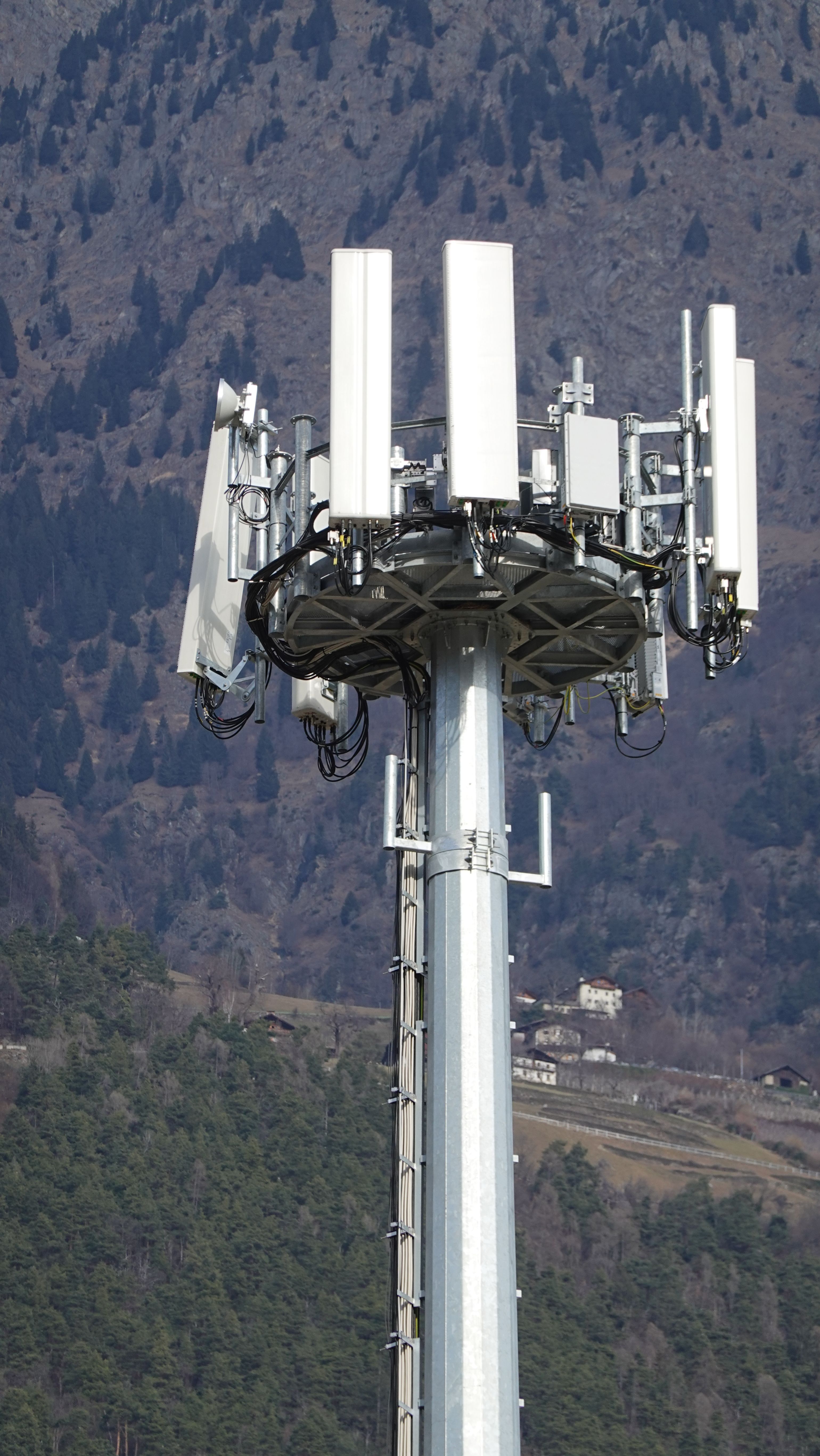 Die Anlage im Februar 2023 mit den neuen 5G-Antennen, die noch nicht in Betrieb sind.