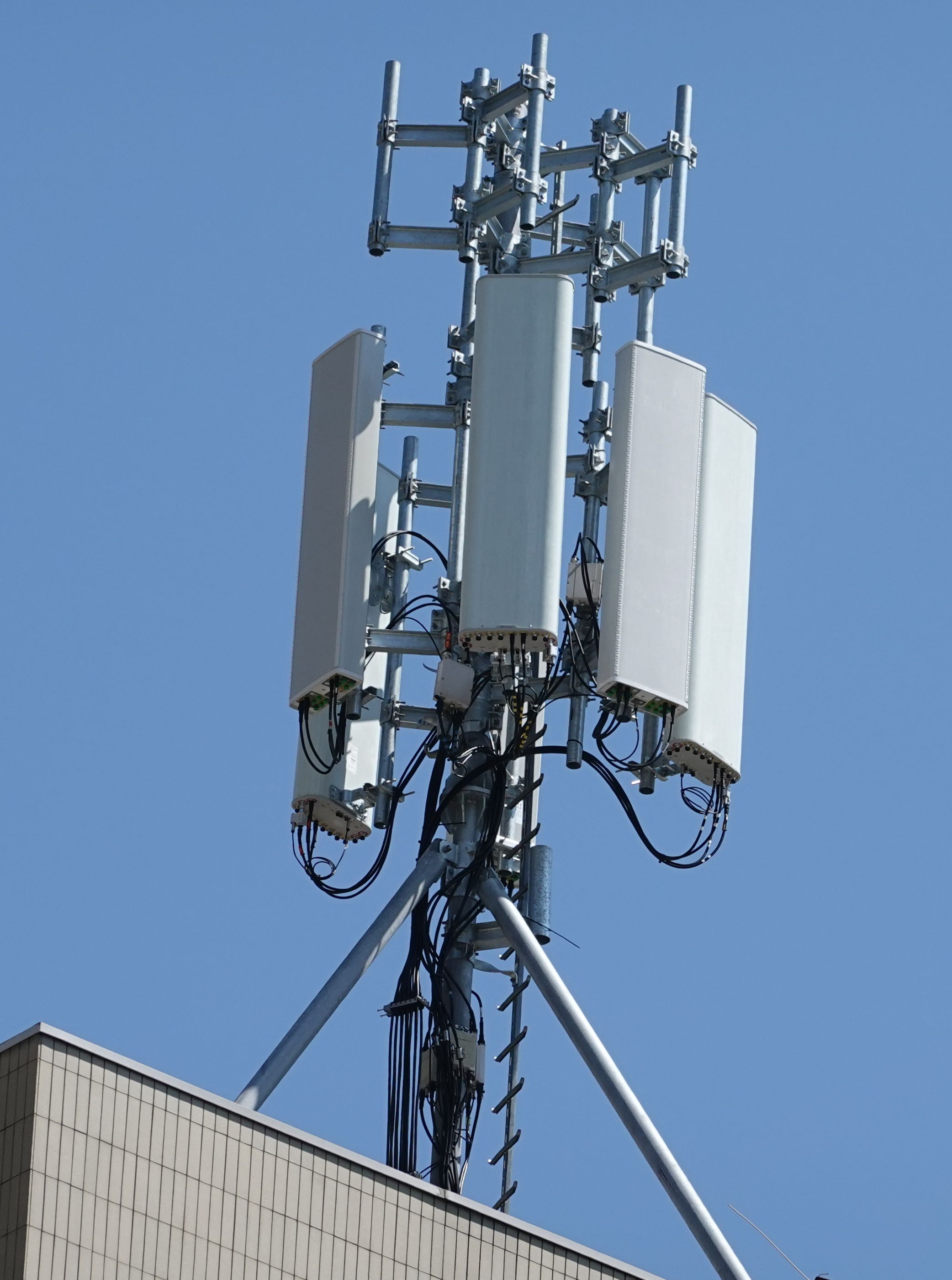 Die umgebaute Anlage mit den Antennen von Tim und Vodafone im Juli 2021