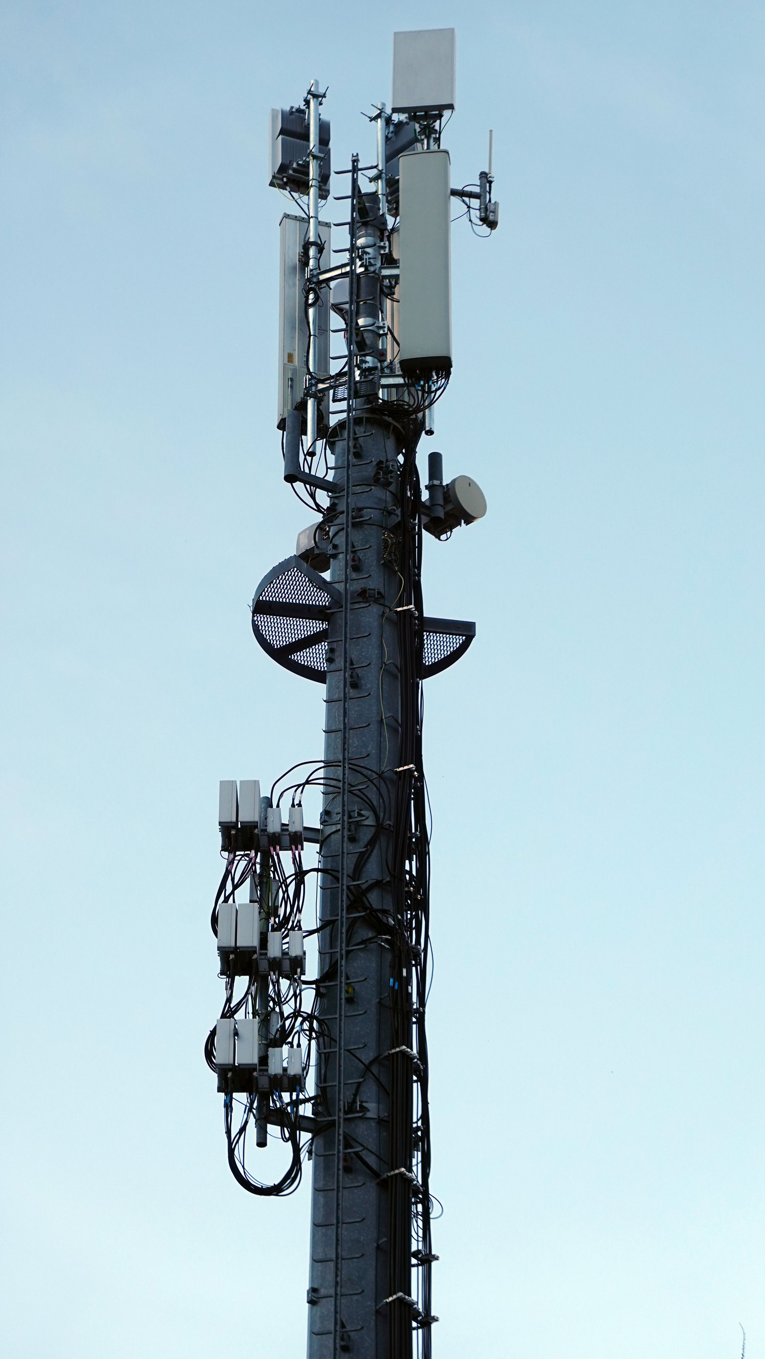 Die Anlage von Zefironet mit den soeben neu dazugekommenen 5G-Antennen im Februar 2024