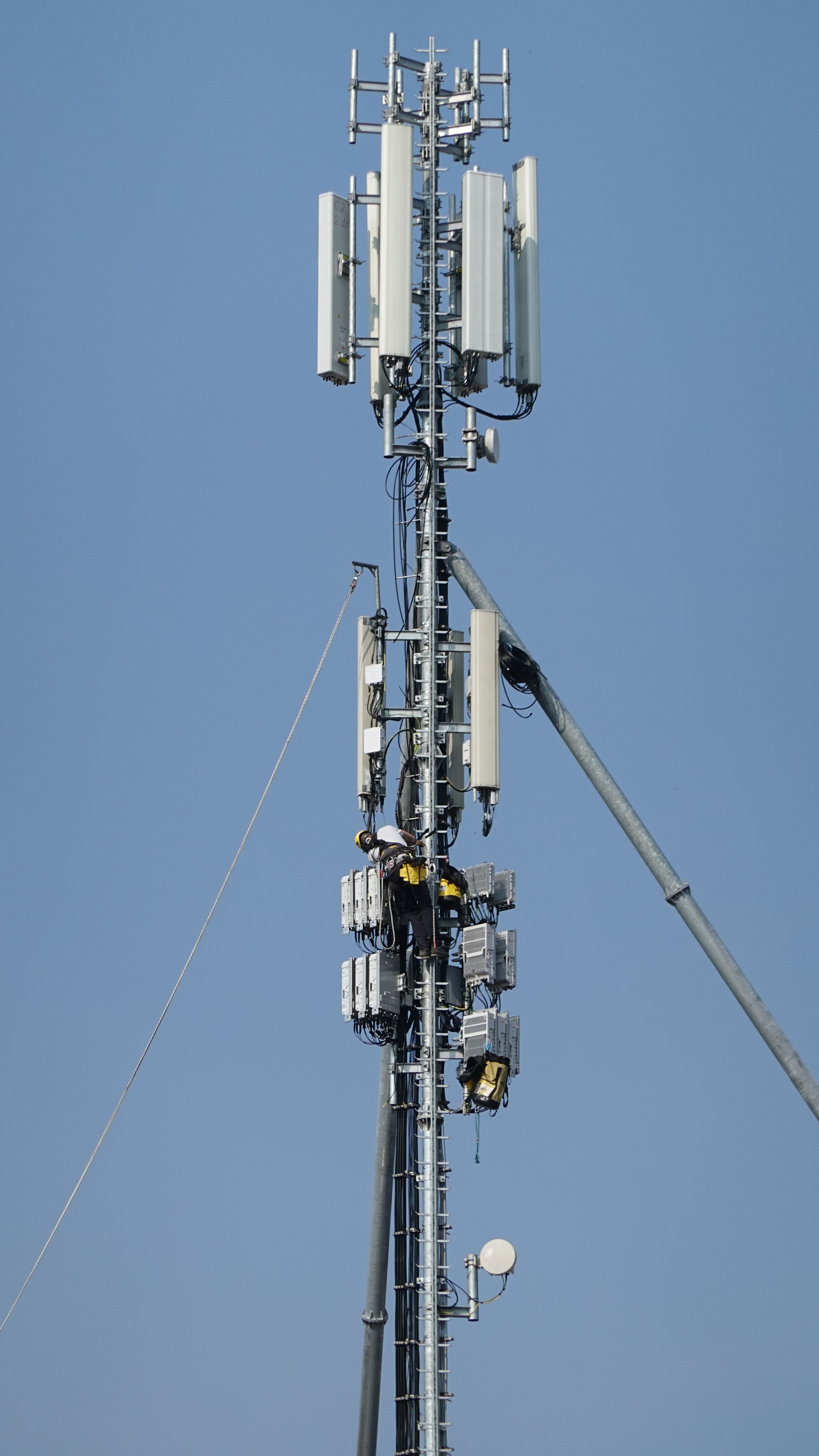 Die umgebaute Anlage im März 2023 mit den Antennen von Tim, Vodafone (neu, noch nicht in Betrieb) und Windtre