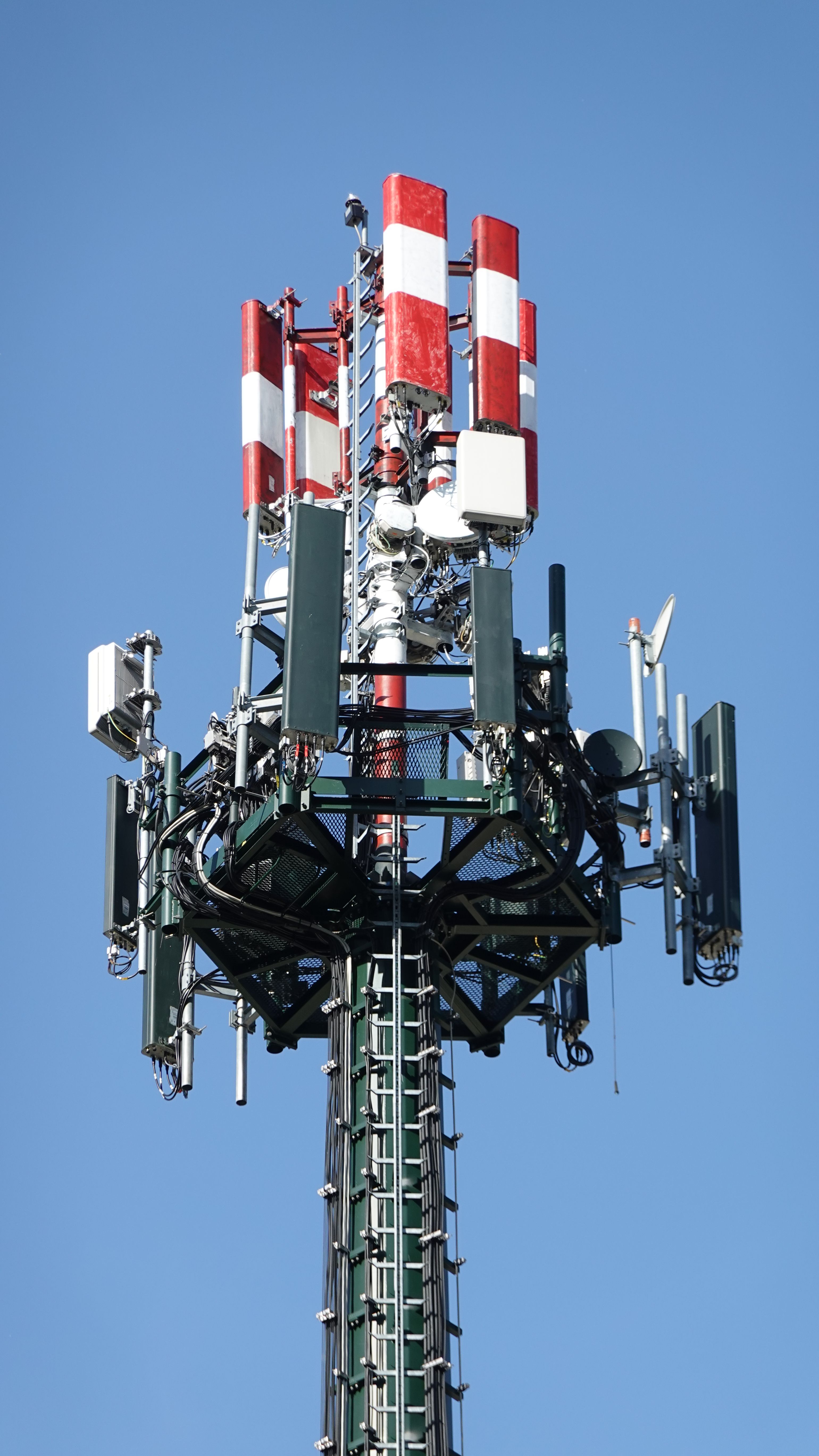 Die Antennen von Tim und Vodafone im April 2024. Die Antennen von Iliad wurden soeben abgebaut.