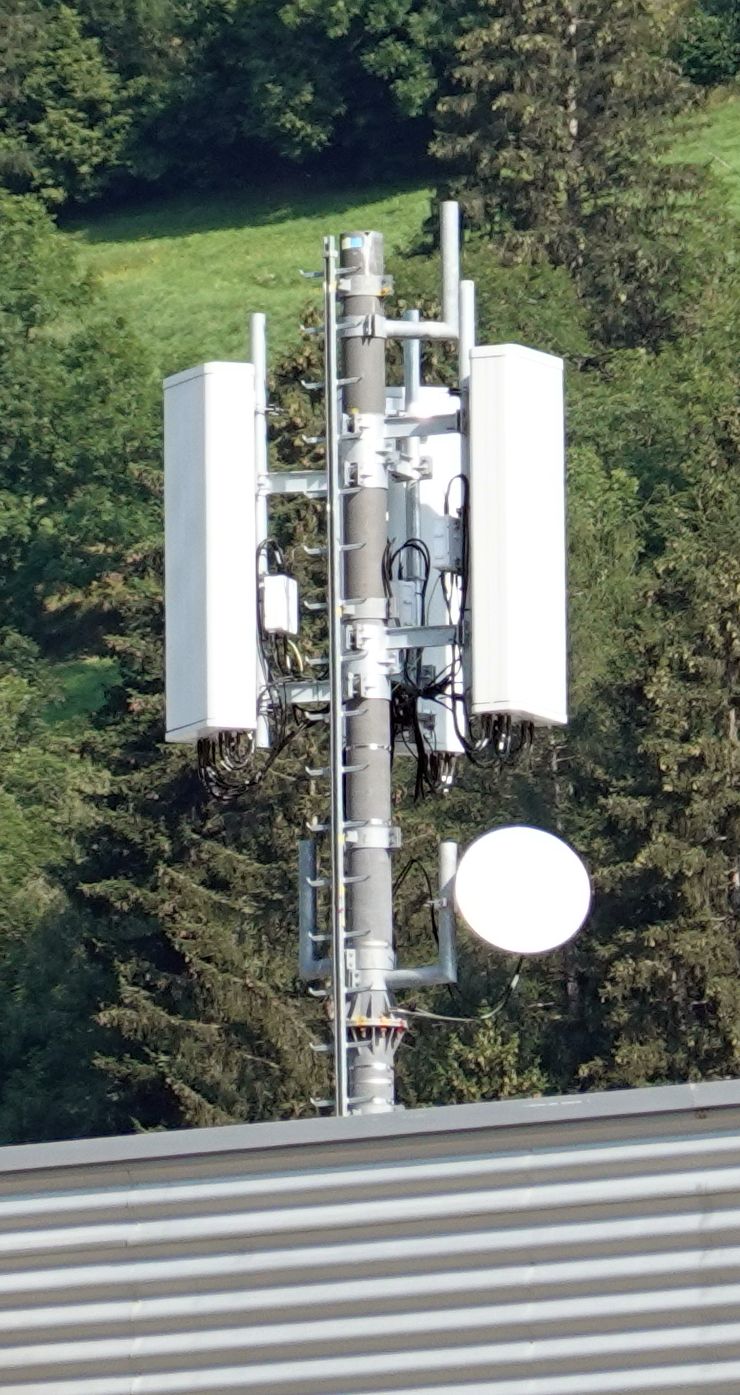 Die neuen Antennen von Zefironet im Juli 2024. Sie unterstützen auch das Band 28. 