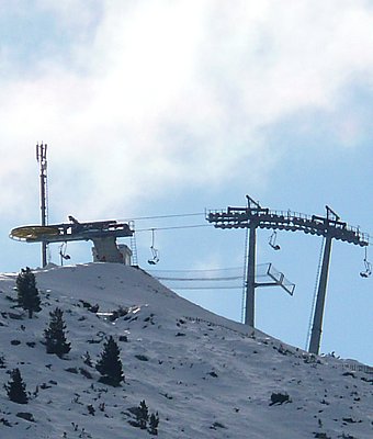 Die Anlage von Vodafone bei der Bergstation des Schwarzhornliftes, seit August 2012 auch mit Wind.