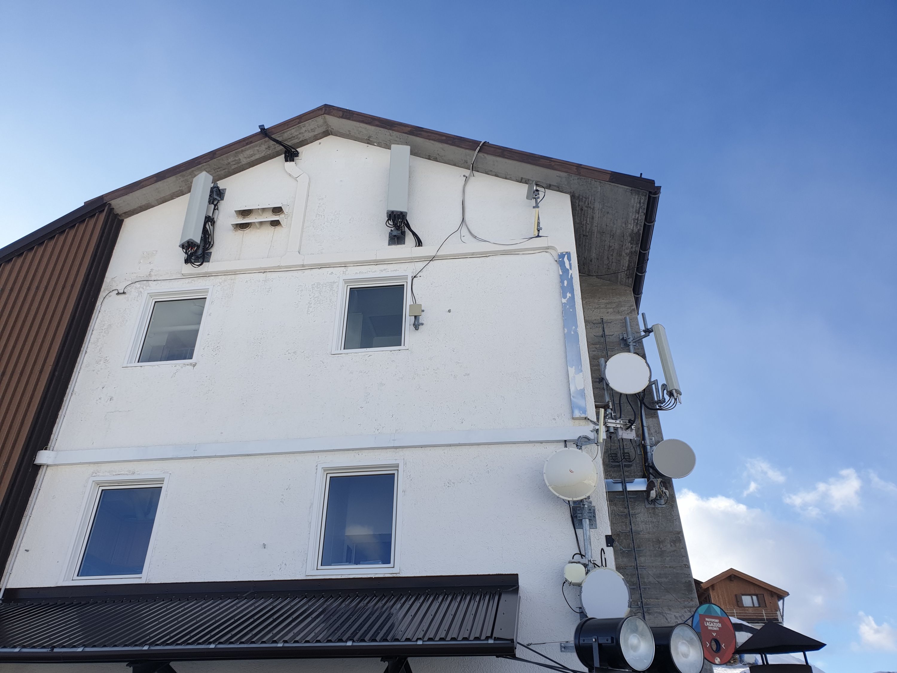 Die Antennen von Tim und Vodafone (und anderen Funkdiensten) an der Bergstation der Lagazuoi-Seilbahn. Foto Enrico Fanesi