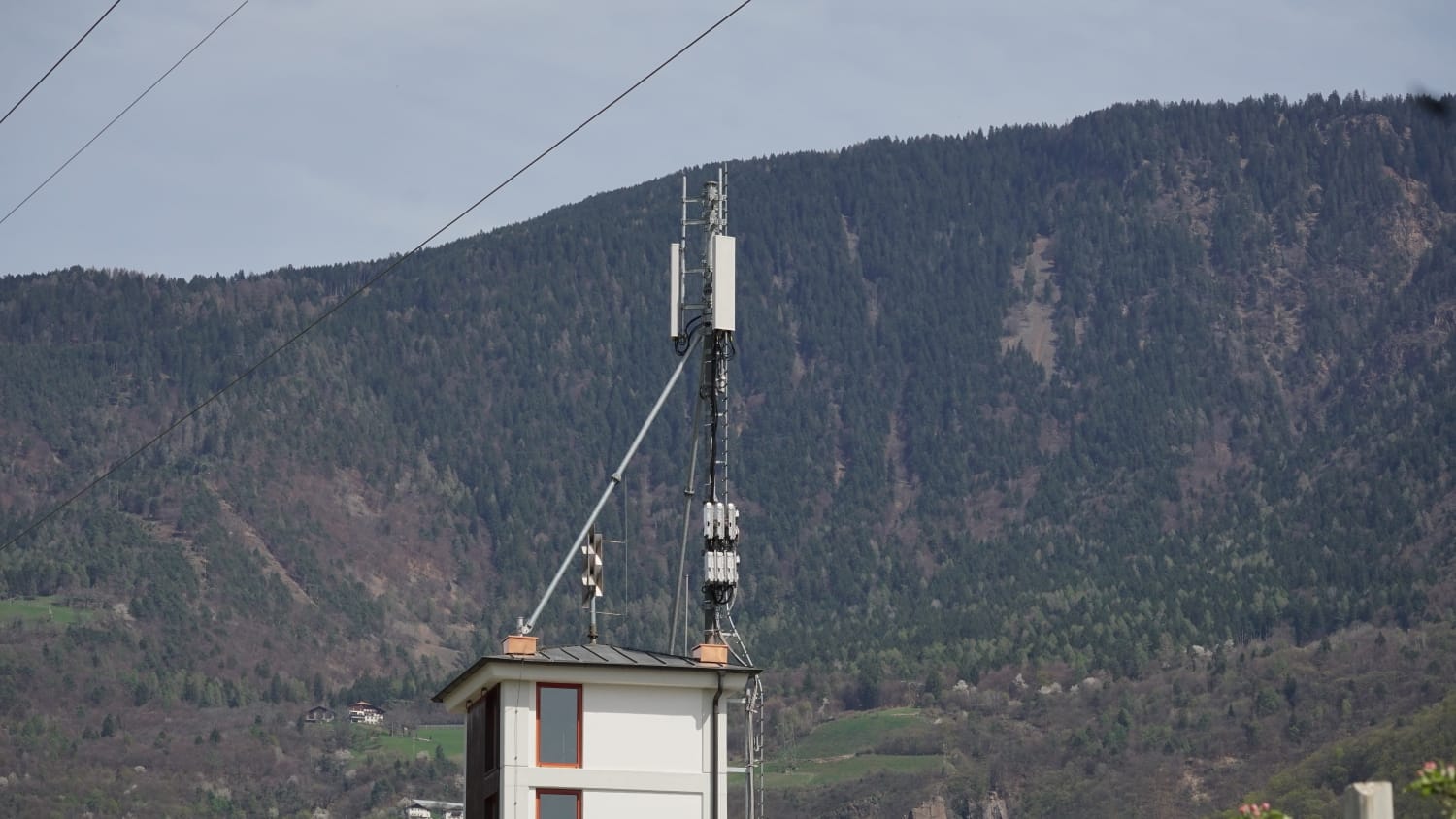 Die neue Anlage von Vodafone auf dem Dach von der Feuerwehrhalle. Foto Alex Ties