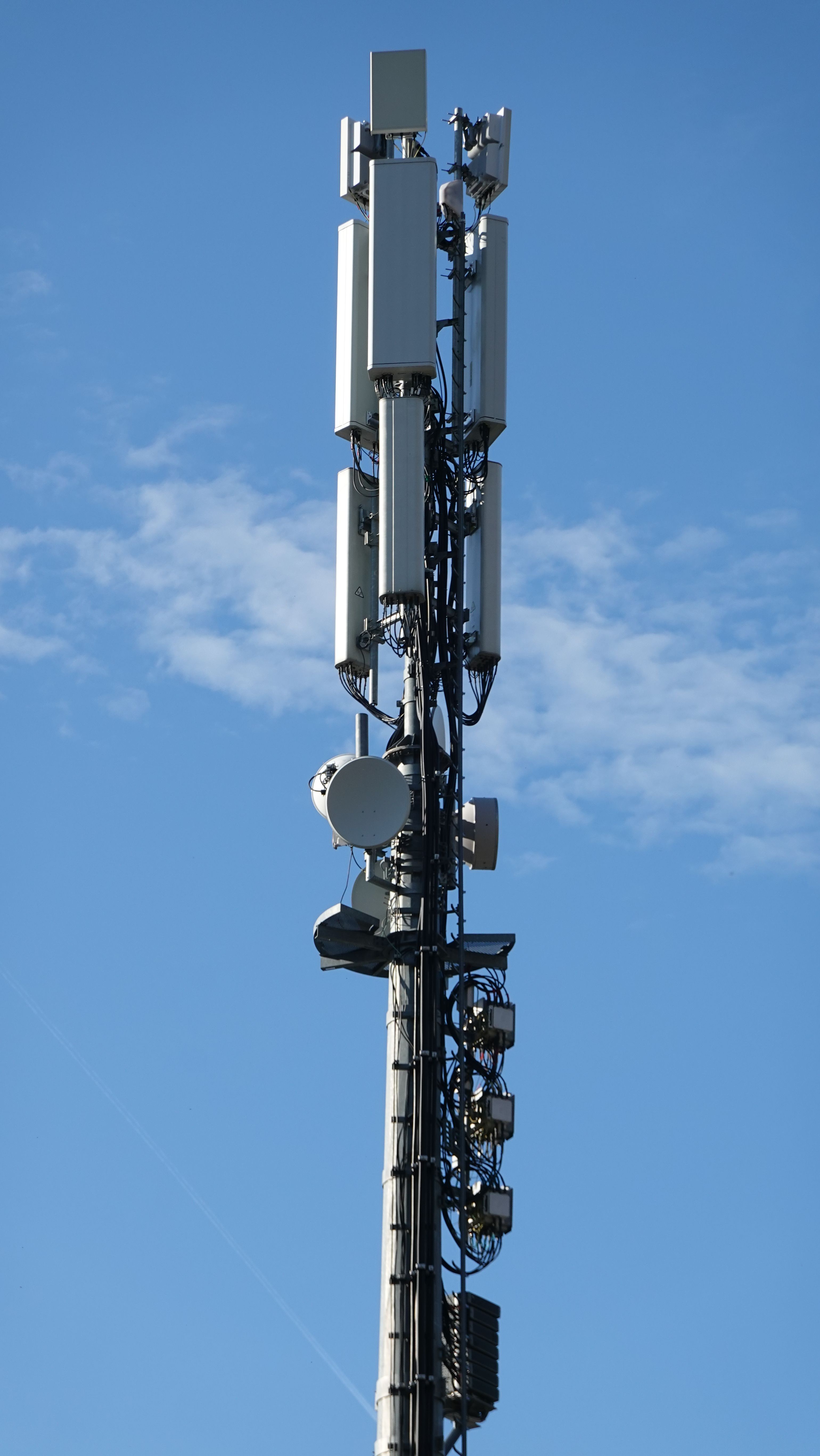 Die Antennen im März 2024. Windtre hat neue Antennen, die auch LTE 700 unterstützen. Die Antennen von Iliad sind noch nicht abgebaut.