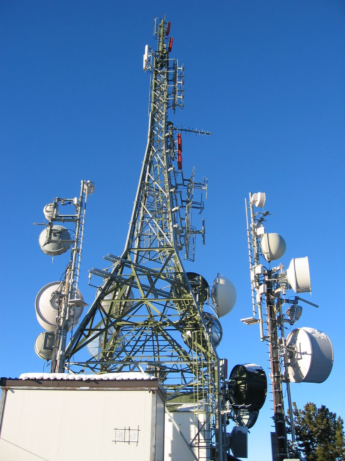 Die Anlage im Jänner 2006 mit den Antennen von Vodafone am Hauptmasten. Im Vordergrund die Richtfunkstrecken von Wind.