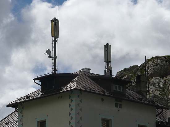 Die Antennen von Vodafone (links) und Wind