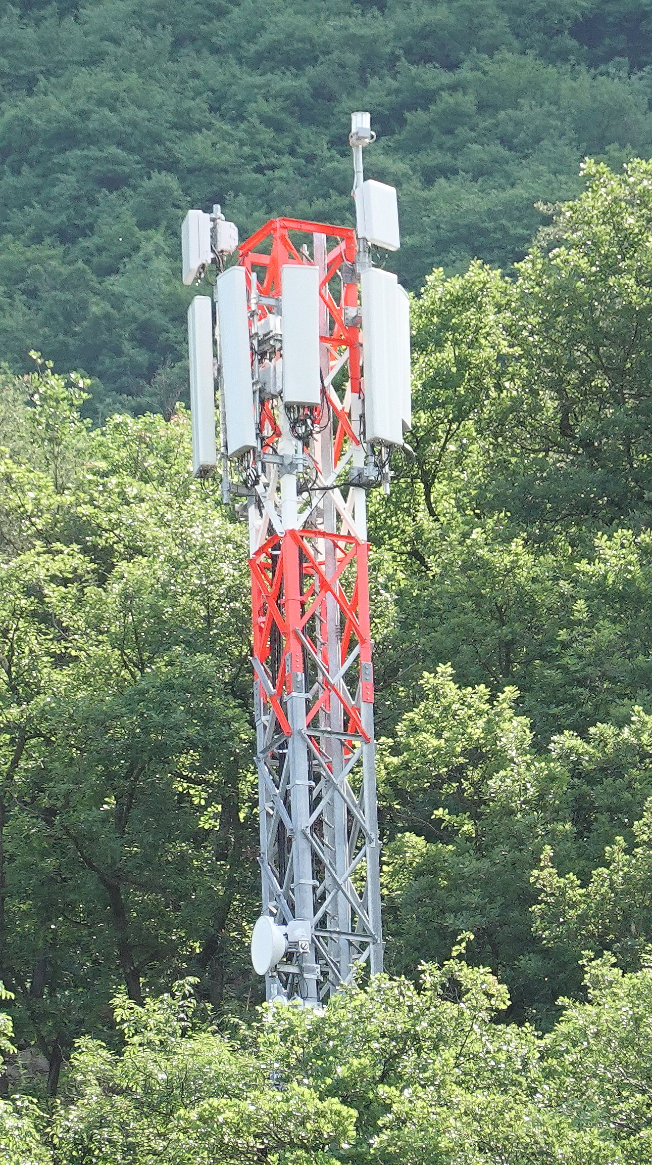 Die Anlage im Mai 2024 mit den 5G-Antennen von Vodafone