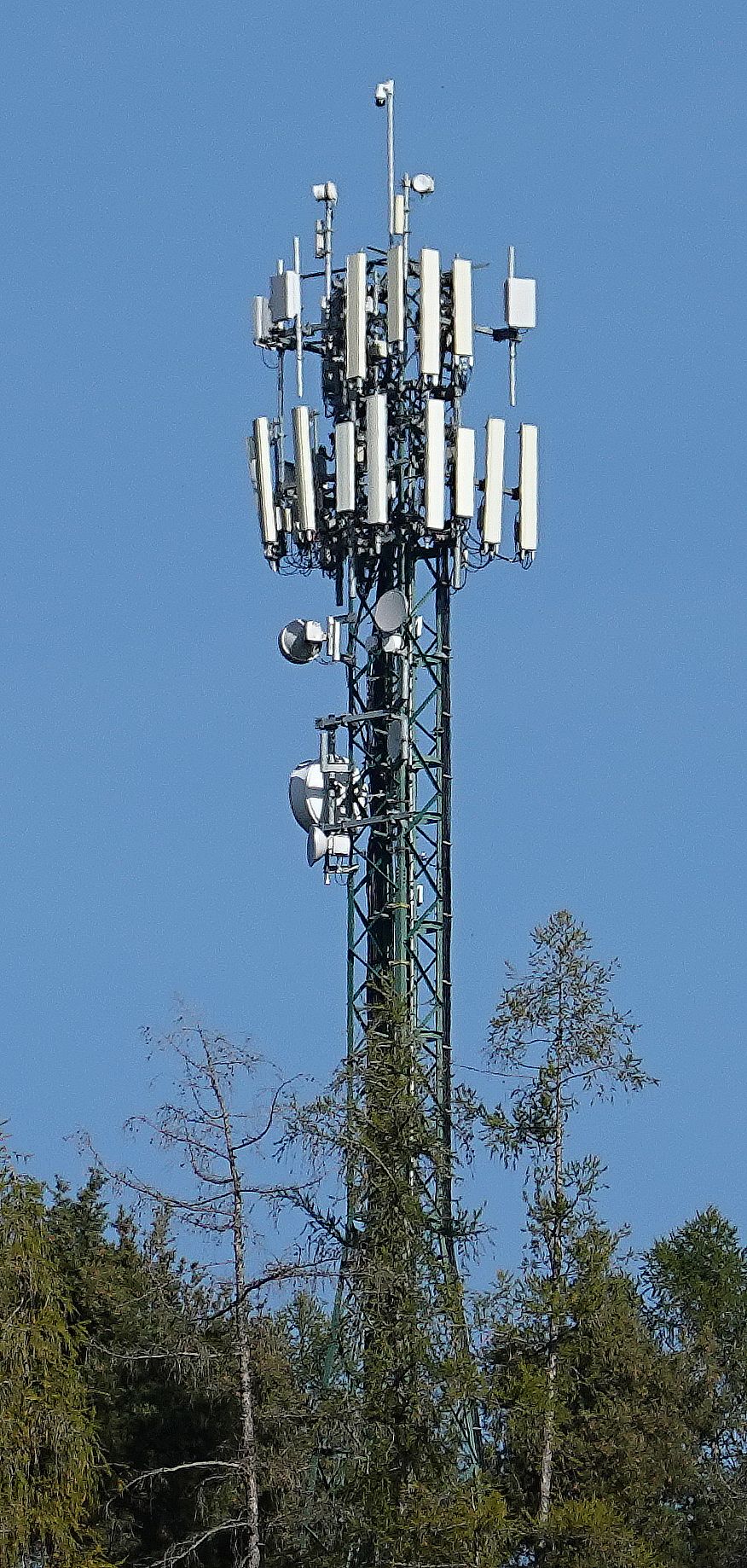 Die Anlage im Oktober 2022 mit 5G-Antennen, die noch nicht in Betrieb sind.